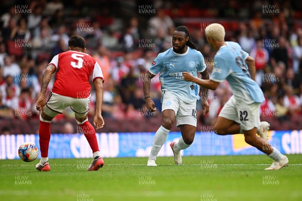 160826 - Arsenal v Manchester City - FA Community Shield - Antoine Semenyo of Manchester City is challenged by Piero Hincapie of Arsenal