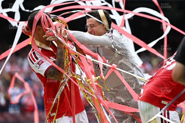 160826 - Arsenal v Manchester City - FA Community Shield - Kepa Arrizabalaga of Arsenal puts confetti into Gabriel of Arsenal’s face