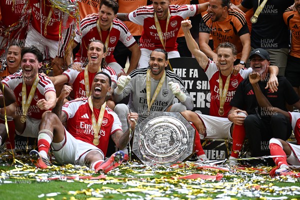 160826 - Arsenal v Manchester City - FA Community Shield - Arsenal players celebrate after lifting the community shield