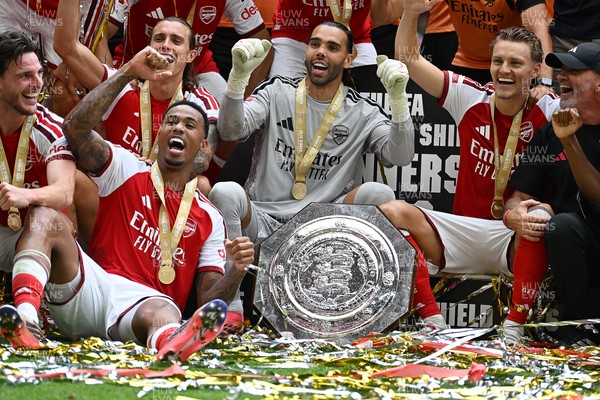 160826 - Arsenal v Manchester City - FA Community Shield - Arsenal players celebrate after lifting the community shield