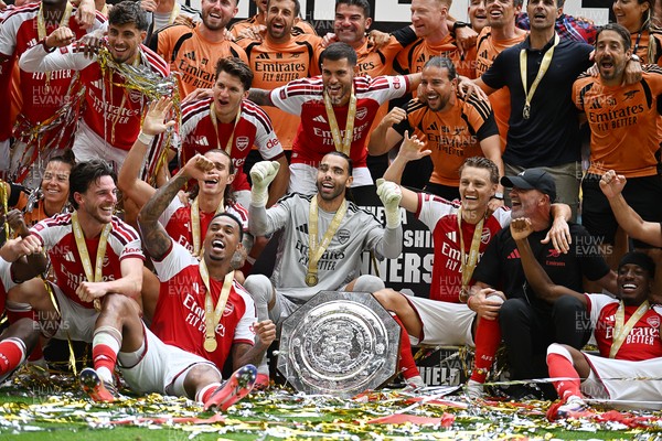 160826 - Arsenal v Manchester City - FA Community Shield - Arsenal players celebrate after lifting the community shield