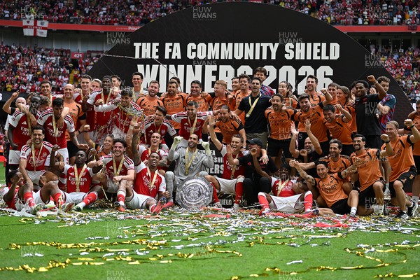 160826 - Arsenal v Manchester City - FA Community Shield - Arsenal players celebrate after lifting the community shield
