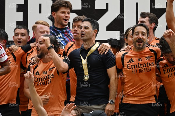 160826 - Arsenal v Manchester City - FA Community Shield - Mikel Arteta, Arsenal Manager celebrates at full time