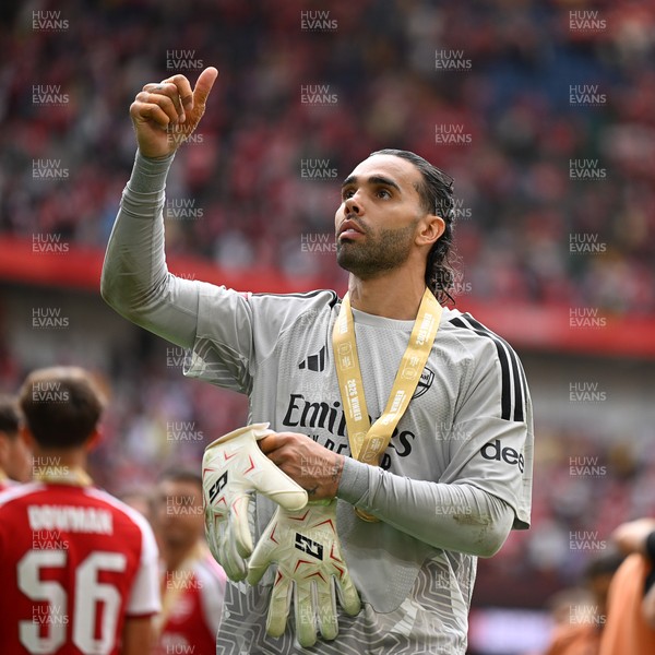 160826 - Arsenal v Manchester City - FA Community Shield - David Raya of Arsenal celebrates at full time