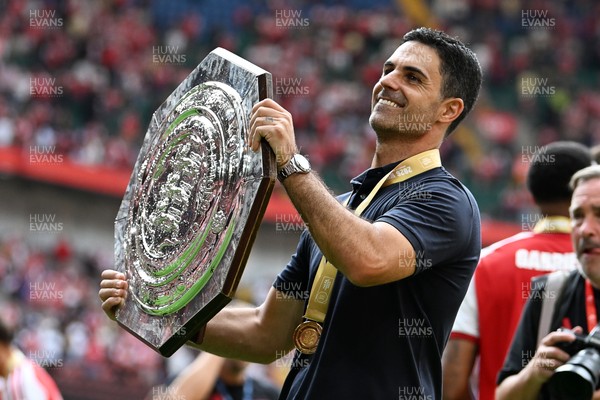 160826 - Arsenal v Manchester City - FA Community Shield - Mikel Arteta, Arsenal Manager lifts the community shield