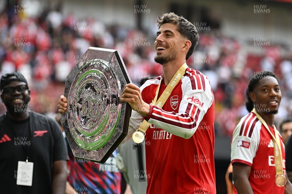 160826 - Arsenal v Manchester City - FA Community Shield - Kai Havertz of Arsenal lifts the community shield