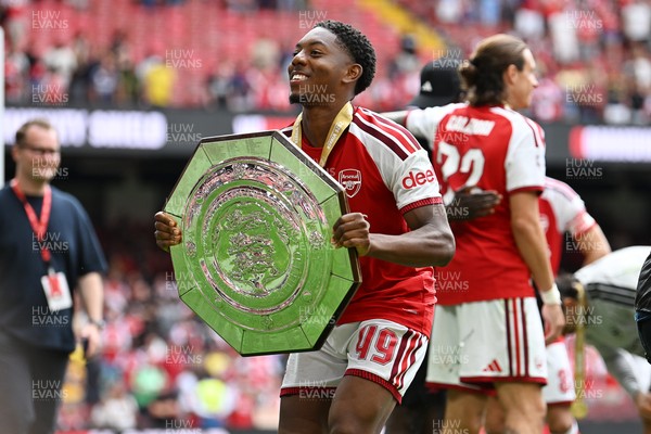 160826 - Arsenal v Manchester City - FA Community Shield - Myles Lewis-Skelly of Arsenal lifts the community shield