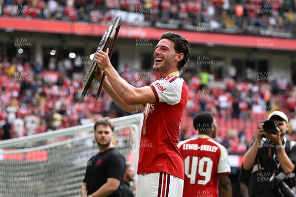 160826 - Arsenal v Manchester City - FA Community Shield - Declan Rice of Arsenal lifts the community shield