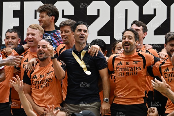 160826 - Arsenal v Manchester City - FA Community Shield - Mikel Arteta, Arsenal Manager celebrates at full time