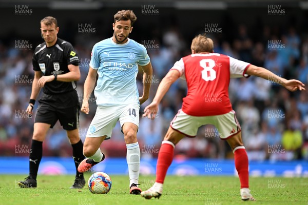160826 - Arsenal v Manchester City - FA Community Shield - Nico Gonzalez of Manchester City is challenged by Martin Odegaard of Arsenal