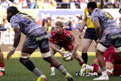 130124 - ASM Clermont Auvergne v Scarlets - EPCR Challenge Cup - Archie Hughes of Scarlets