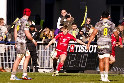 130124 - ASM Clermont Auvergne v Scarlets - EPCR Challenge Cup - Sam Costelow of Scarlets kicks