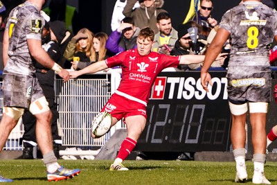 130124 - ASM Clermont Auvergne v Scarlets - EPCR Challenge Cup - Sam Costelow of Scarlets kicks