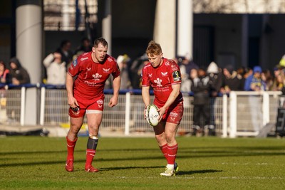 130124 - ASM Clermont Auvergne v Scarlets - EPCR Challenge Cup - Sam Costelow of Scarlets kicks