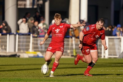 130124 - ASM Clermont Auvergne v Scarlets - EPCR Challenge Cup - Sam Costelow of Scarlets kicks