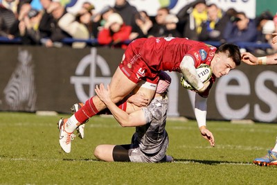 130124 - ASM Clermont Auvergne v Scarlets - EPCR Challenge Cup - Joe Roberts of Scarlets is tackled