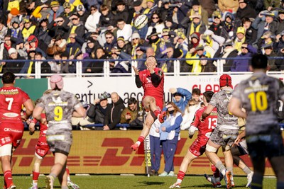 130124 - ASM Clermont Auvergne v Scarlets - EPCR Challenge Cup - Steff Evans of Scarlets takes a high ball