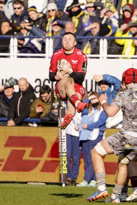 130124 - ASM Clermont Auvergne v Scarlets - EPCR Challenge Cup - Steff Evans of Scarlets takes a high ball