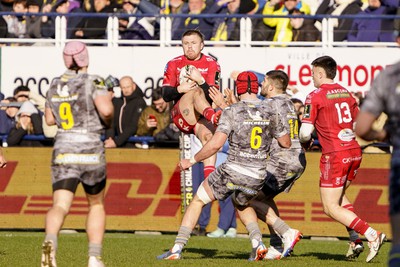 130124 - ASM Clermont Auvergne v Scarlets - EPCR Challenge Cup - Steff Evans of Scarlets takes a high ball