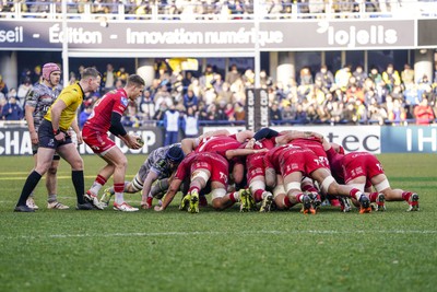 130124 - ASM Clermont Auvergne v Scarlets - EPCR Challenge Cup - Kieran Hardy of Scarlets puts in to a scrum