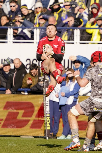 130124 - ASM Clermont Auvergne v Scarlets - EPCR Challenge Cup - Steff Evans of Scarlets takes a high ball
