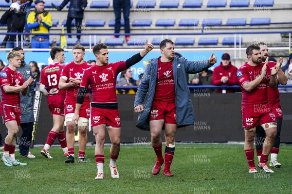 130124 - ASM Clermont Auvergne v Scarlets - EPCR Challenge Cup - Ben Williams of Scarlets acknowledges the fans after the match
