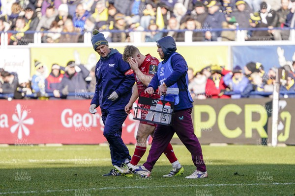 130124 - ASM Clermont Auvergne v Scarlets - EPCR Challenge Cup - Sam Costelow of Scarlets is treated for an injury