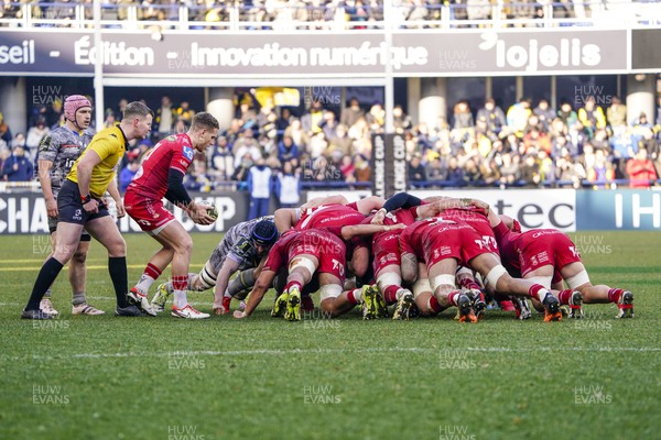 130124 - ASM Clermont Auvergne v Scarlets - EPCR Challenge Cup - Kieran Hardy of Scarlets puts in to a scrum