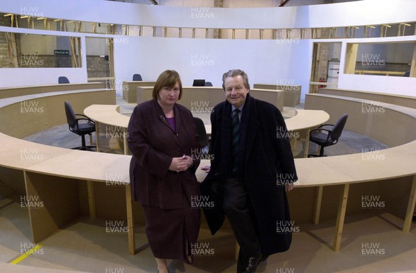 180101 - National Assembly of Wales - Edwina Hart and Lord Dafydd Elis-Thomas view the life-size mock up of the new Welsh Assembly debating chamber