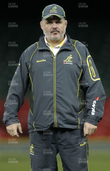 291113 - Australia Captains Run Training - Head Coach Ewen McKenzie  