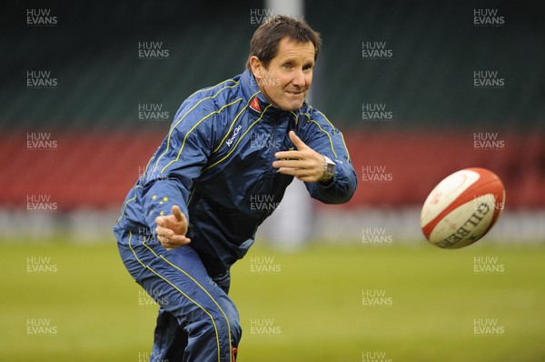 301112 - Australia Rugby Captains Run -Head coach Robbie Deans during training