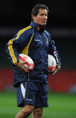 05.11.10 - Australia Rugby Captains Run - Australia head coach Robbie Deans during training. 