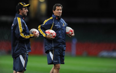 05.11.10 - Australia Rugby Captains Run - Australia head coach Robbie Deans during training. 