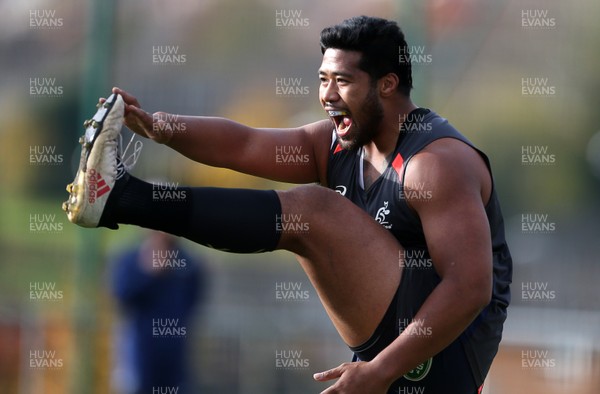 061118 - Australia Rugby Training - Silatolu Latu during training