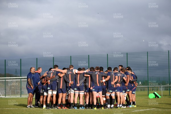 061118 - Australia Rugby Training - Australia Team Huddle