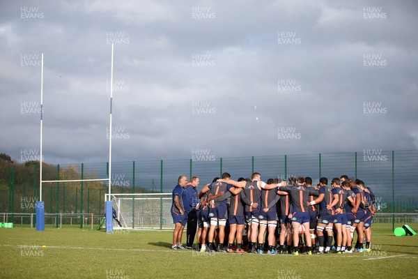 061118 - Australia Rugby Training - Australia Team Huddle