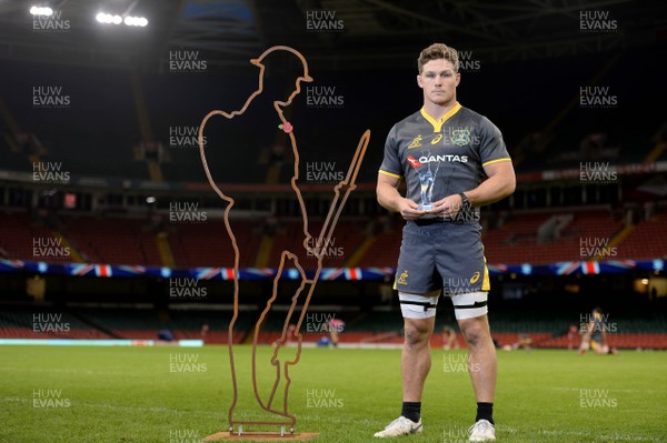 091118 - Australia Rugby Training - Michael Hooper with a Tommy Silhouette and a smaller perspex Tommy which has been inscribed with the names those Welsh Internationals who lost their lives during World War 1
