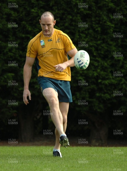 14.09.07 - Australia Rugby World Cup Training - Stirling Mortlock in action during training 