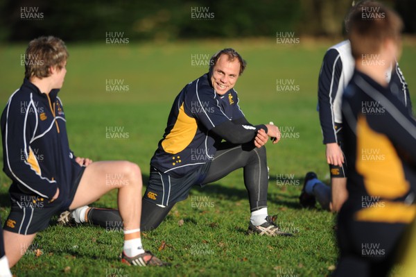 25.11.08 - Australia Rugby Training - Phil Waugh warms up during training 