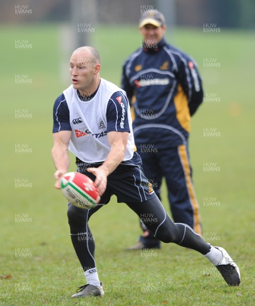 27.11.08 - Australia Rugby Training - Stirling Mortlock in action during training as Coach, Robbie Deans looks on. 