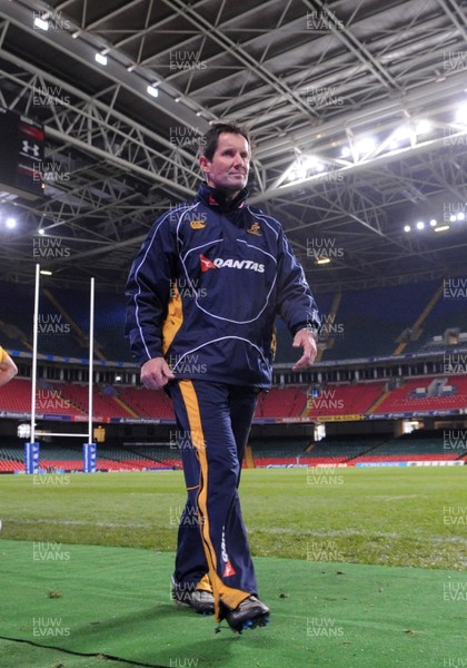 28.11.08 - Australia Rugby Training - Coach, Robbie Deans leaves training 