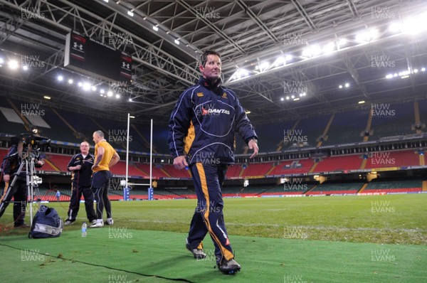 28.11.08 - Australia Rugby Training - Coach, Robbie Deans leaves training 