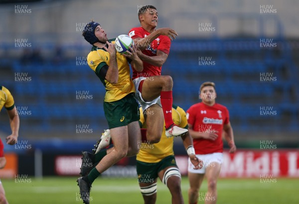 300518 - Australia U20 v Wales U20, World Rugby U20 Championship 2018 Pool A, France - Rio Dyer of Wales and Mack Hansen of Australia compete for the ball