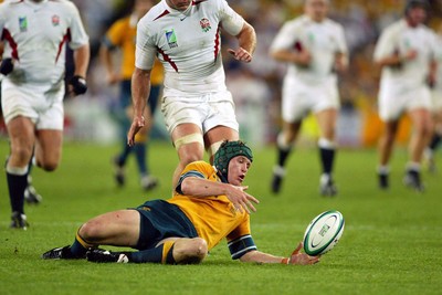 221103 - Australia v England - Rugby World Cup Final - Elton Flatley grabs a lose ball