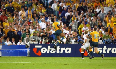 221103 - Australia v England - Rugby World Cup Final - Australias Lote Tuqiri beats Jason Robinson to a high ball