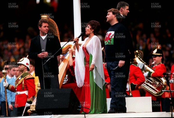 061199 - Australia v France - Rugby World Cup Final -  The closing ceremony with Shirley Bassey, Michael Ball (left) and Bryn Terfel