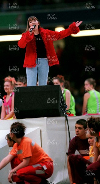 061199 - Australia v France - Rugby World Cup Final -  Charlotte Church singing at the closing ceremony