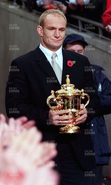 061199 - Australia v France - Rugby World Cup Final -  Francois Pienaar carries the Webb Elis Cup into the stadium 