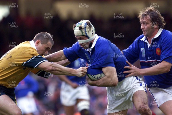 061199 - Australia v France - Rugby World Cup Final -  Olivier Magne of France is tackled by Ben Tune