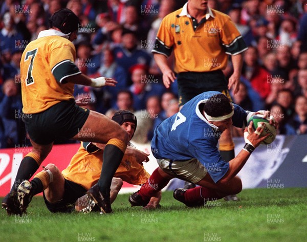 061199 - Australia v France - Rugby World Cup Final -  Abdelatif Benazzi of France crosses the line only to have try disallowed